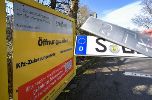 Wer in Stuttgart neue Kennzeichen benötigt, muss sehr viel Zeit für die Zulassungsstelle mitbringen. Foto: Lichtgut/Max Kovalenko
