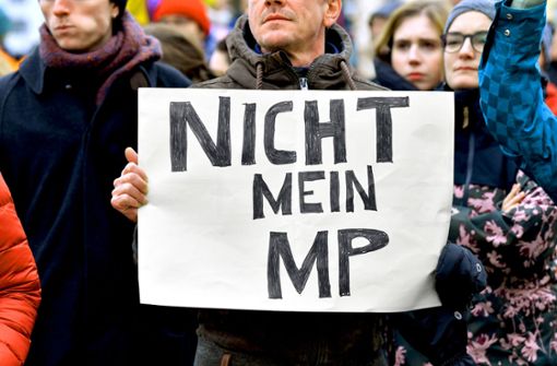 Christian Lindner in Erklärungsnöten, ein Erfurter Demonstrant mit einem Standpunkt – und Thomas Kemmerich: desillusioniert Foto: AFP/Jens Schlueter, dpa/Martin Schutt (2)