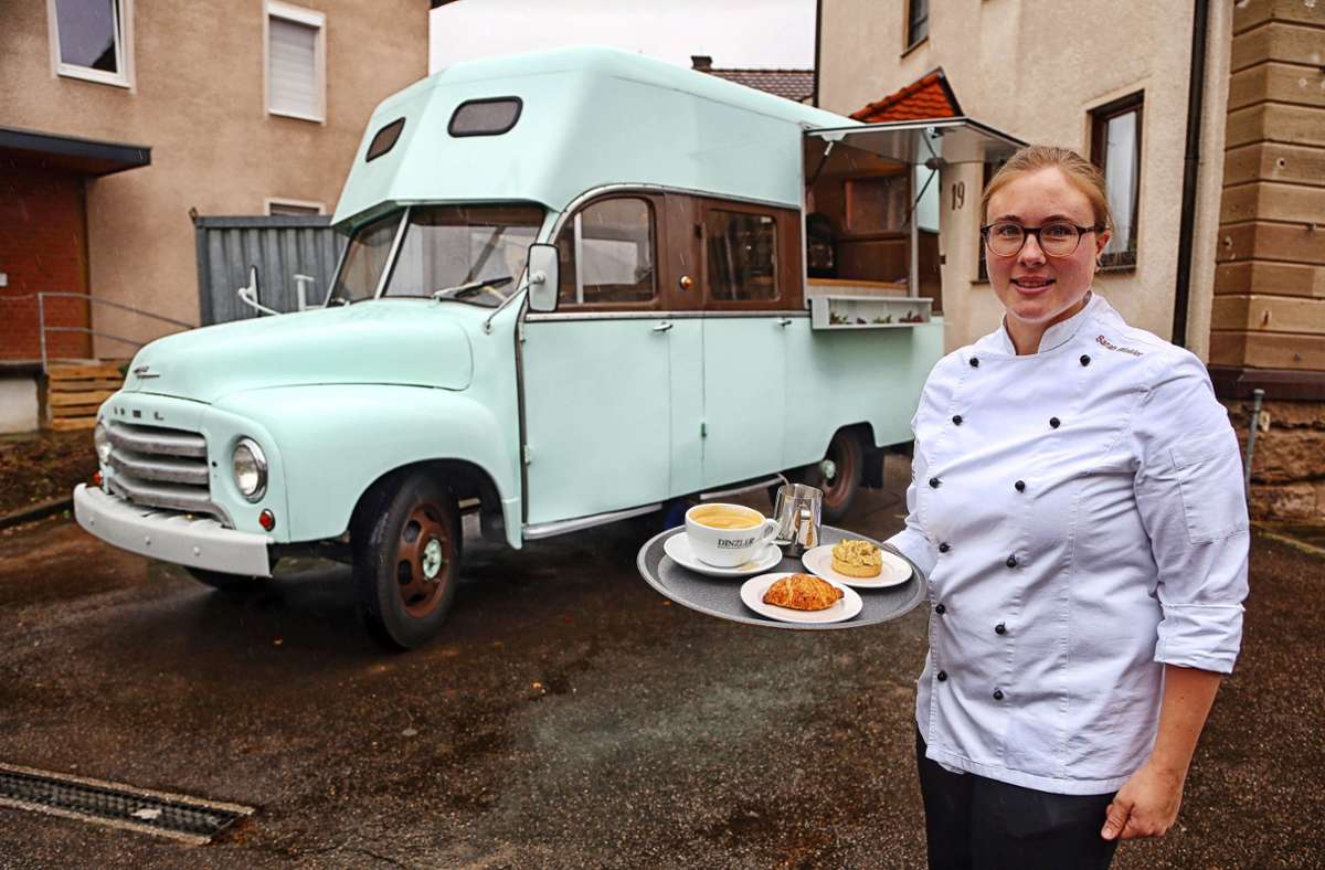 Konditormeisterin Sarah Winkler aus Großbottwar serviert Pâtisserie.