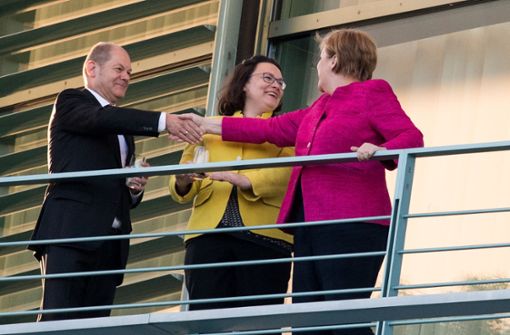 Olaf Scholz (von links), Andreas Nahles und Angela Merkel auf dem Balkon des Kanzleramts Foto: dpa