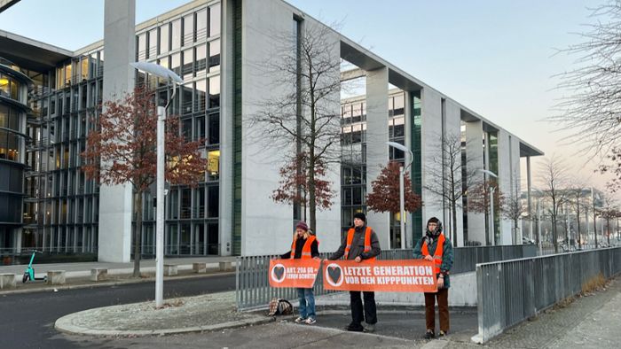 Klima-Demonstranten blockieren Gebäude des Bundestags