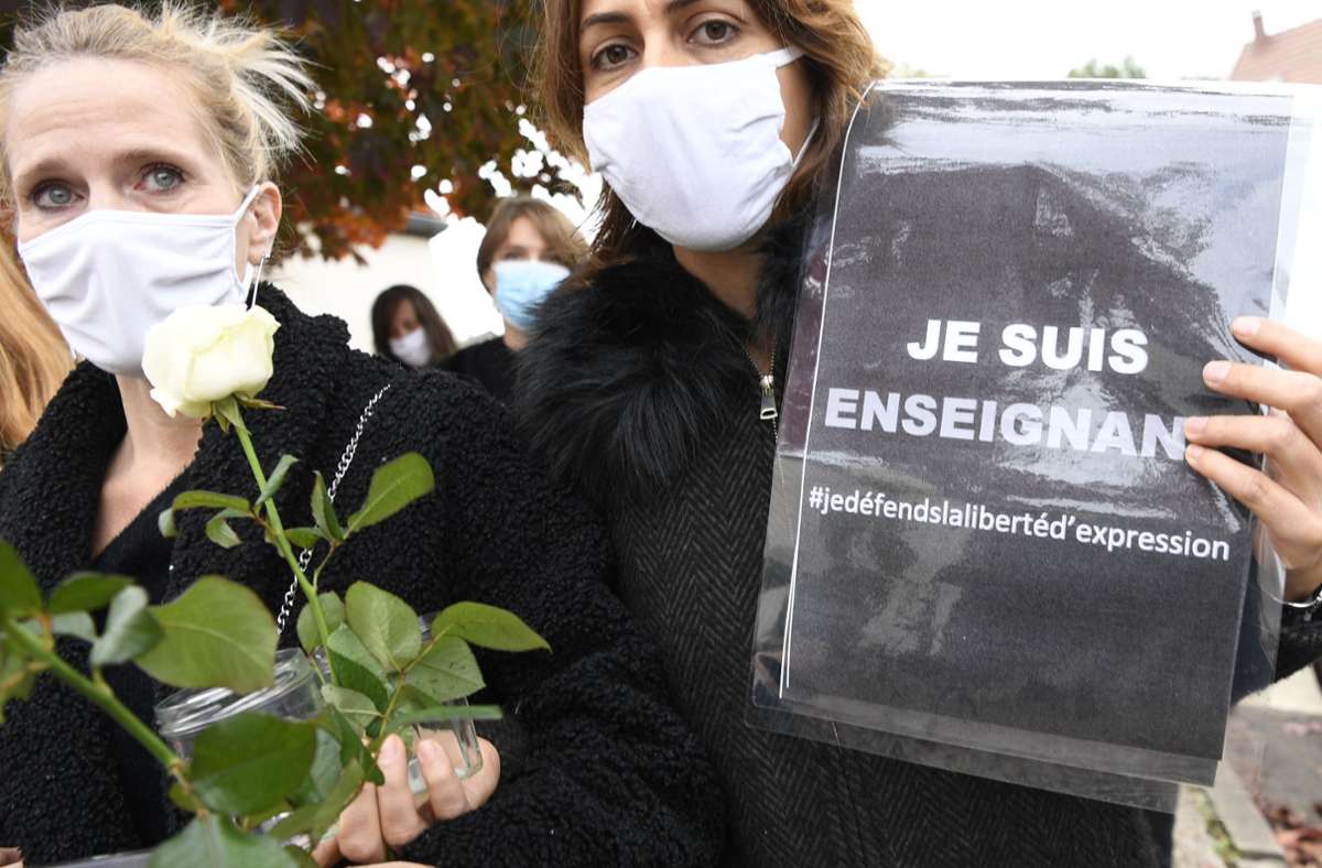 Nach dem brutalen Mord an einem Lehrer in der Nähe von Paris zeigen Franzosen ihre Solidarität. Auf dem Schild steht, dass die Meinungsfreiheit verteidigt werden muss. Foto: AFP/BERTRAND GUAY