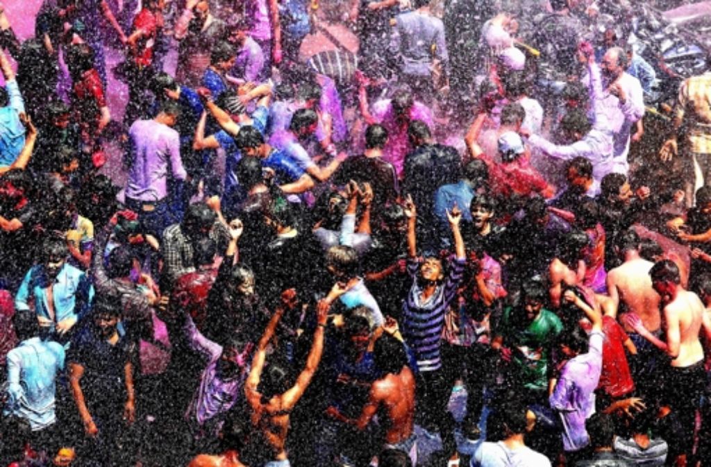 Tanzende und feiernde Menschen in Bhopal, der „Stadt der Seen“. Das Holi-Fest markiert in Indien den Frühlingsanfang.