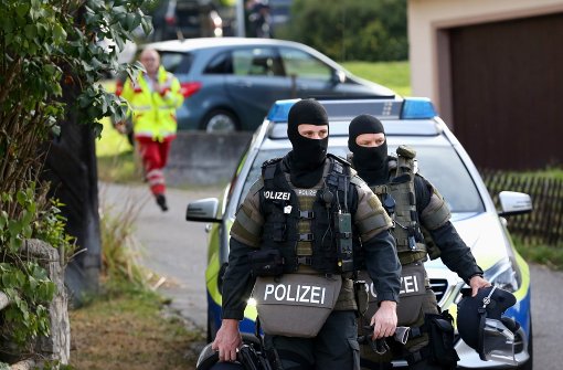 Beamte eines Spezialeinsatzkommandos verlassen den Tatort eines Ehestreits in Riedlingen. Foto: dpa