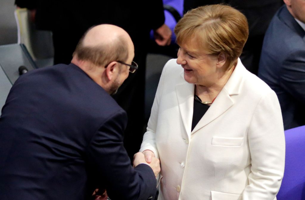 Martin Schulz schüttelt Angela Merkel die Hand. Foto: Getty Images Europe