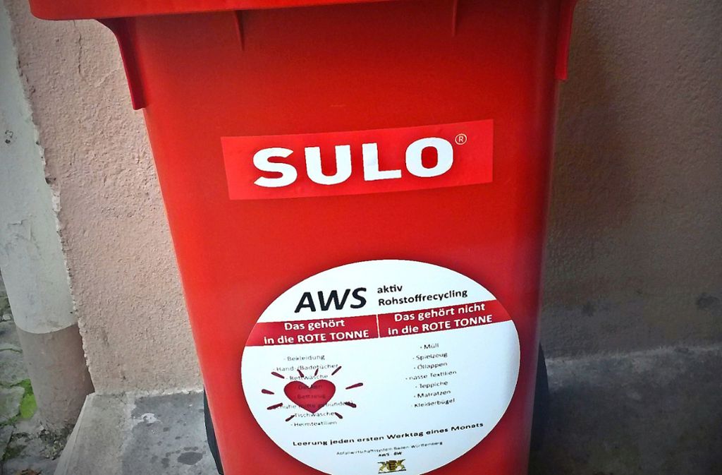 Betrüger stellen derzeit in Stuttgart rote Altkleidertonnen auf, die offiziellen Mülltonnen der Stadt täuschend ähnlich sehen und sogar das Landeswappen verwenden. Foto: Stadt Stuttgart