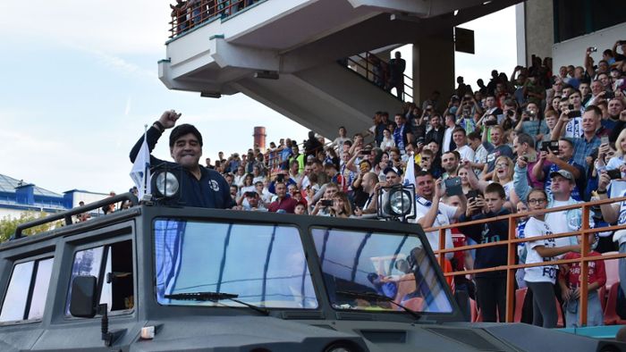 Diego Maradona rollt im Panzer zum neuen Job