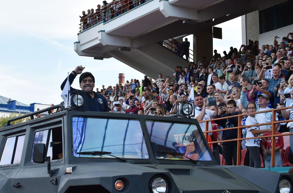 Pompöser Empfang in Weißrussland: Diego Maradona erhob sich von seinem Sitz, er strahlte und winkte den Massen zu.