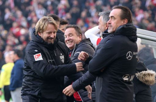 Krise überwunden? VfB-Sportdirektor Sven Mislintat (li.) kann sich für’s Erste freuen. Foto: Baumann