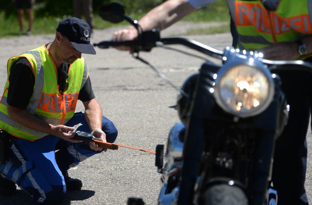 Ein Polizist misst bei Hofsgrund auf dem Schauinsland bei einem Motorrad die Lautstärke, die der Auspuff produziert. Foto: dpa