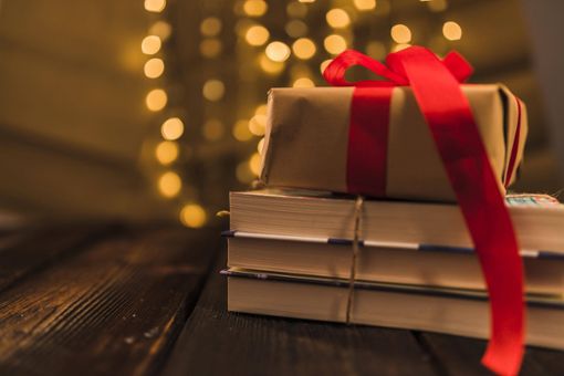 Viele freuen sich über Bücher unter dem Weihnachtsbaum. In unserer Bildergalerie finden Sie unsere Buch-Geschenktipps. Foto: Imago/imagebroker