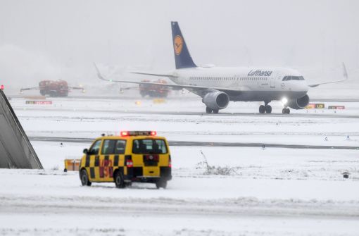 Schnee hat am Montagmorgen den Flugverkehr in Frankfurt behindert. Foto: dpa
