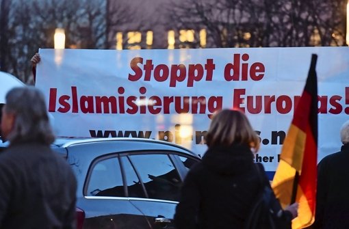 Die  islamkritische Bewegung Kargida (Karlsruher gegen die Islamisierung des Abendlands) führt im Februar 2015 in Karlsruhe  einen sogenannten Spaziergang durch Foto: dpa