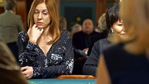 Im Casino:  Ulrike C. Tscharre als Johanna Winkler, die das Geld für die protzige Konfirmationsfeier beim Glücksspiel gewinnen will. Foto: ARD