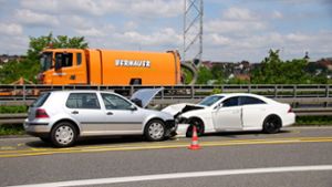 Auto gerät in den Gegenverkehr – Stau und hoher Schaden
