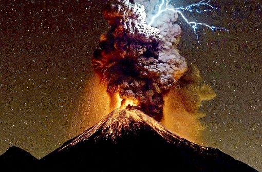 Bergfoto des Jahres 2017: „Light belongs to Heaven“, Ausbruch des Vulkans Colima – Mexiko, Sergio Tapiro Velasco. Foto: Sergio Tapiro Velasco/IMSPC17