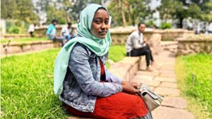 Die Äthiopierin Fatuma G. vor einem Amt in Addis Abeba, in dem sie  die Formalitäten für ihre Ausreise nach Saudi-Arabien erledigen muss. Foto: Christian Putsch/Christian Putsch