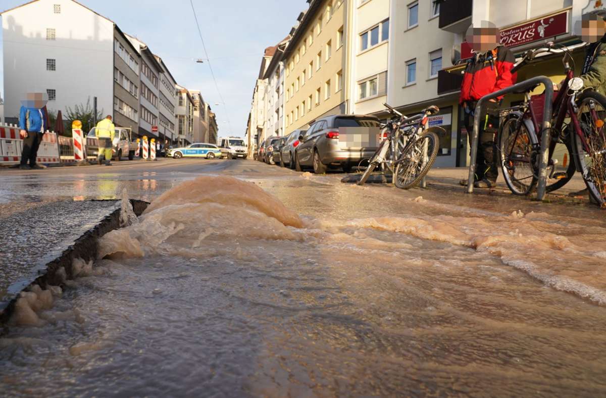 Am Mittwoch war es zu dem Wasserrohrbruch gekommen. Foto: Andreas Rosar/Fotoagentur-Stuttgart
