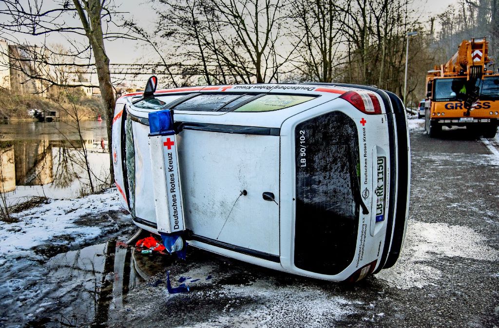 Der DRK-Kommandowagen wurde aus dem Neckar geborgen und wird nun von der Polizei untersucht.
