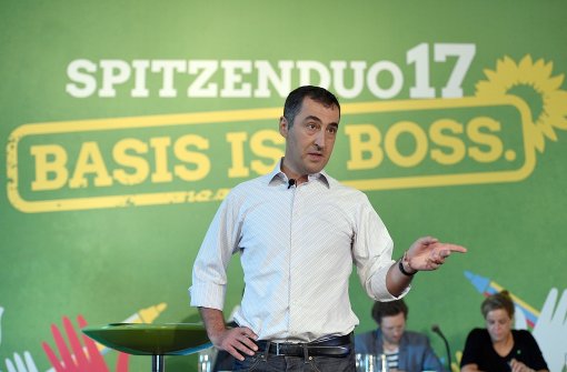 Grünen-Parteichef Cem Özdemir lobt Winfried Kretschmann in seiner Rede beim Länderrat, der die Urwahl des Spitzenduos für die Bundestagswahl 2017 einleiten sollte. Foto: dpa