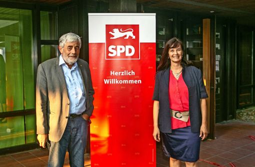 Sie halten die rote Fahne der SPD im Wahlkreis Kirchheim bei der Landtagswahl am Sonntag, 14. März, hoch: Erstkandidat und Abgeordneter Andreas Kenner sowie  Zweitkandidatin Tonja Brinks. Foto: Roberto Bulgrin