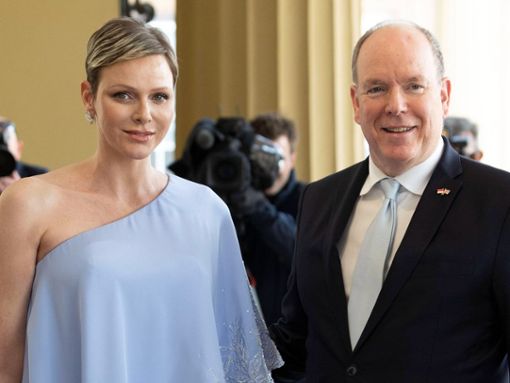 Fürstin Charlène und Fürst Albert II. von Monaco kurz vor der Krönung bei einem Empfang im Buckingham Palast. Foto: imago images/i Images