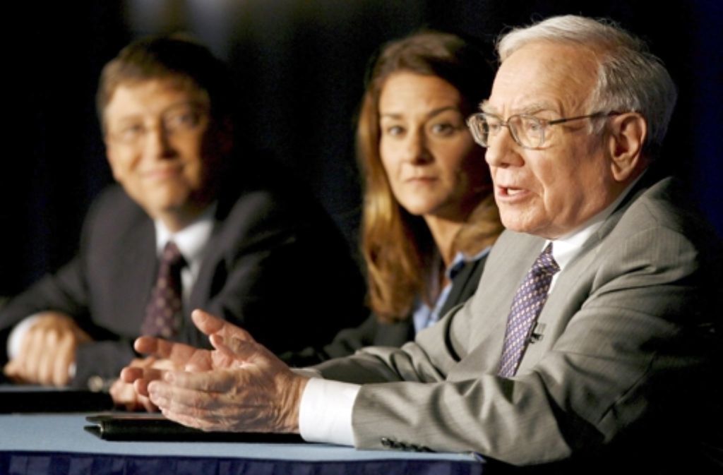 Warren Buffet versprach 2006, 43,6 Milliarden Dollar (41 Milliarden Euro) an die Bill & Melinda Gates-Stiftung und drei weitere Stiftungen schenken zu wollen.