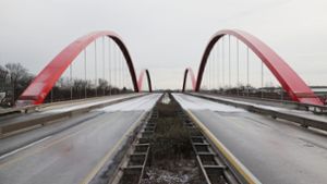 Die Brücke der Bundesautobahn auf der A42 über den Rhein-Herne Kanal ist wegen Brückenmängel in beide Richtungen gesperrt. Foto: David Young/dpa