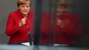 Bundeskanzlerin Angela Merkel (CDU) verteidigt bei ihrer Rede im Bundestag die Politik der Regierung. – und fordert, die Sorgen der Bürger ernst zu nehmen. Foto: AFP