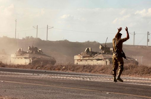 Israelische Schützenpanzer rücken in den Gazastreifen vor. Foto: AFP/Menahem Kahana