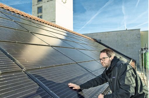 Solaranlagen, hier auf dem Stuttgarter Rathausdach,  sind ein Mittel auf dem Weg zur Klimaneutralität. Foto: Lichtgut/Leif Piechowski