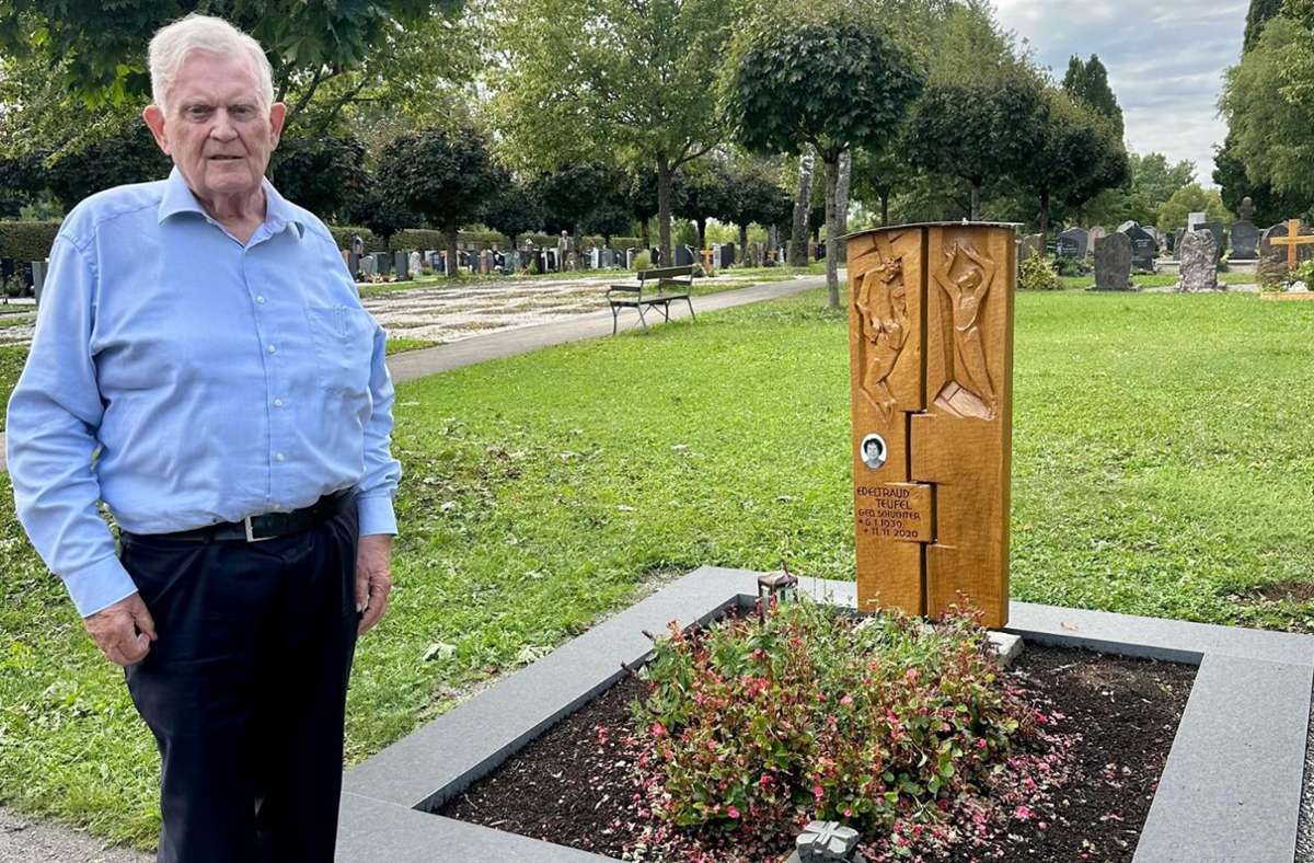 Erwin Teufel am Grab seiner Frau Edeltraud auf dem Friedhof in Spaichingen
