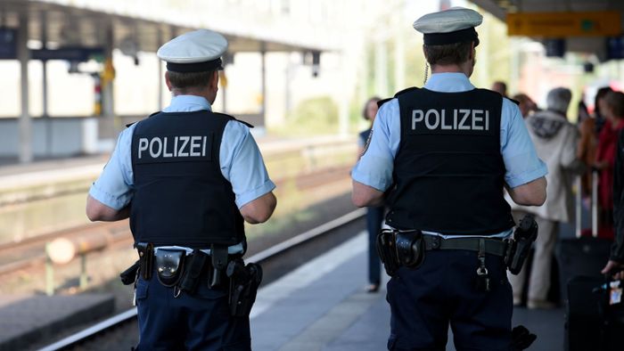 Rabauke in S-Bahn greift Polizisten an