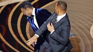 Schauspieler Will Smith (vorn) attackiert den Komiker Chris Rock bei der Oscar-Verleihung mit einem gezielten Handschlag. Foto: dpa/Chris Pizzello