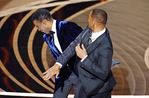 Schauspieler Will Smith (vorn) attackiert den Komiker Chris Rock bei der Oscar-Verleihung mit einem gezielten Handschlag. Foto: dpa/Chris Pizzello