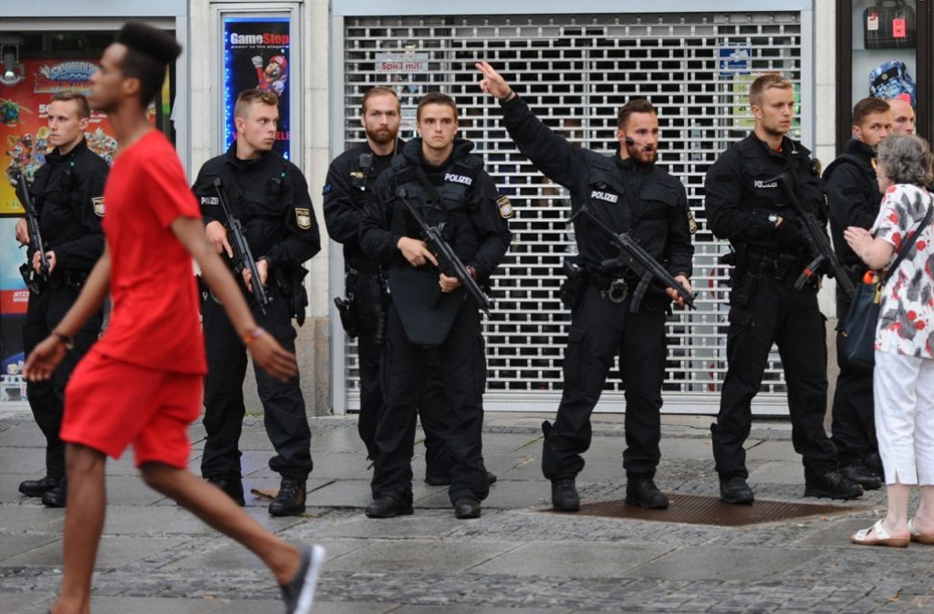 Die Polizei ist mit einem massiven Aufgebot in der Münchener Innenstadt präsent.