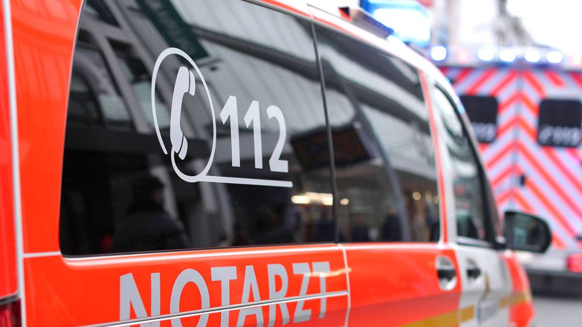 Unfall in Stuttgart-Nord: Autofahrer macht Rettungswagen Platz  und erfasst Fußgänger