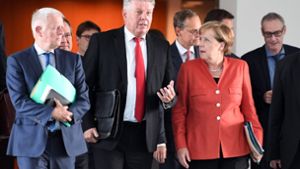 Stuttgarts Oberbürgermeister Fritz Kuhn (Bündnis 90/Die Grünen), Dieter Reiter (SPD), Oberbürgermeister von München und Bundeskanzlerin Angela Merkel (CDU) kamen beim Diesel-Treffen ins Gespräch. Foto: dpa