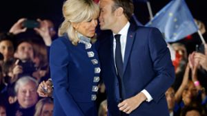 Très jolie – Brigitte Macron feiert auf dem Champ de Mars in Paris den Wahlsieg ihres Mannes Emmanuel Macron. Foto: AFP/LUDOVIC MARIN