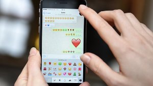 Was bedeutet dieses Herz? Die Kultur des Nachrichtensendens mit Emojis befindet sich noch in einer Art Wildwestphase, sagt der Autor Christian Schön. Was einzelne Zeichen bedeuten und wie sie verwendet werden können, müssen diejenigen, die sie verwenden, erst miteinander aushandeln. Foto: dpa