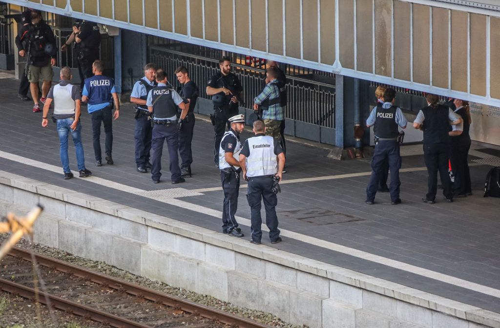 Großes Polizeiaufgebot am Flensburger Bahnhof: In einem Intercity von Köln nach Flensburg hatte es am frühen Mittwochabend einen Messerangriff gegeben.