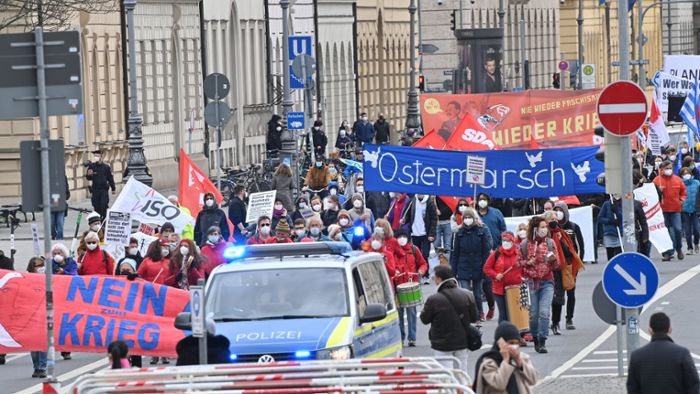 Mehrere Hundert Menschen demonstrieren bei Ostermärschen