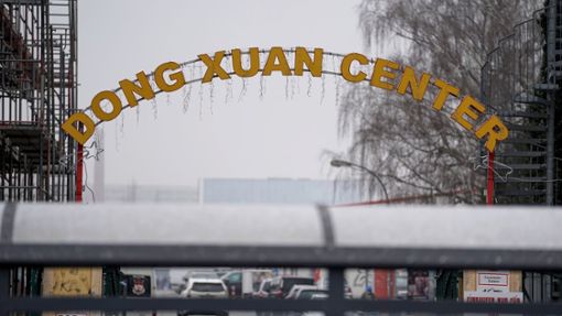 Das Eingangstor zum Dong Xuan Center. Foto: Jörg Carstensen/dpa