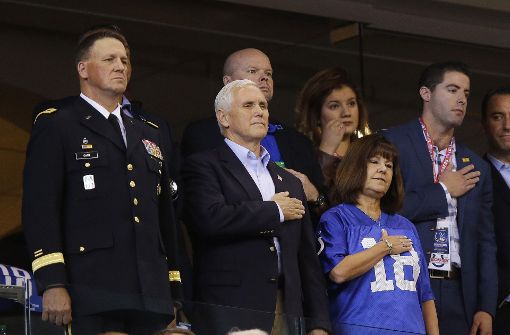 US-Vizepräsident Mike Pence (l.) und seine Frau Karen stehen in Indianapolis während der Nationalhymne vor dem NFL Football-Spiel zwischen den Indianapolis Colts und den San Francisco 49ers auf. Foto: AP