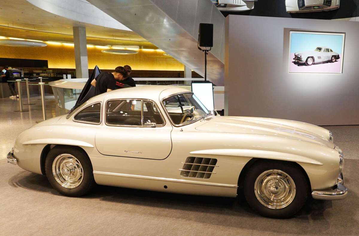 Hinten rechts ist das Bild von Andy Warhol zu sehen und vorne das Auto, das dafür Modell stand. Beides wird derzeit im Mercedes-Benz-Museum ausgestellt.