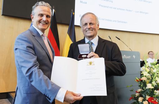 Goldene Staufermedaille für Gerhard Raff – übergeben von Stuttgarts Oberbürgermeister Frank Nopper (links). Foto: Lichtgut/Julian Rettig