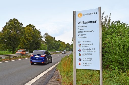 Ludwigsburg begrüßt Reisende bereits in Kornwestheim. Foto: Marius Venturini