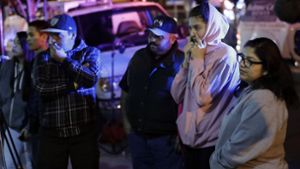 Fassungslosigkeit in Oakland: Auf einer Party in einem Lagerhuas ist ein Feuer ausgebrochen – viele Menschen sterben, Dutzende sind noch vermisst. Foto: AP