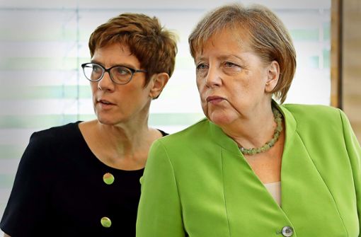 Die noch amtierende CDU-Vorsitzende Angela Merkel mit der bisher einzigen  Nachfolgekandidatin Annegret Kramp-Karrenbauer Foto: AP