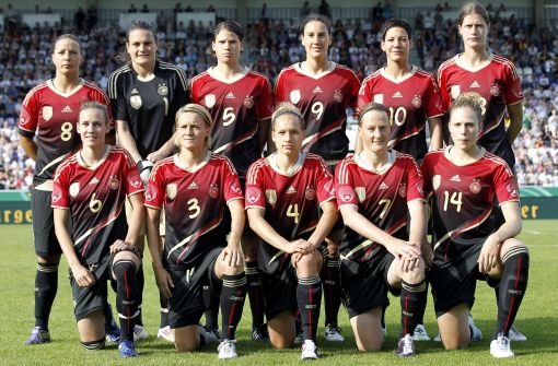 Fußballdeutschland ist bereit: In schicken neuen Trikots wollen unsere Damen ihren WM-Titel verteidigen. Die besten Kickerinnen der Welt setzen auf Erfahrung und hungrige Newcomerinnen.  Foto: dapd